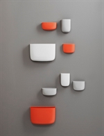 Pocket vægopbevaring hvid, grå og spicy orange på væg fra Normann Copenhagen - Fransenhome